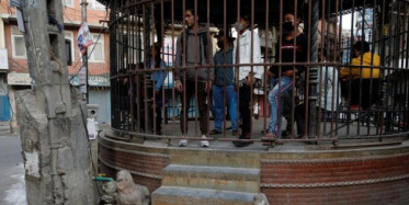 Nepal'de Sokağa Çıkma Yasağına Uymayanlar Kafese Konuldu