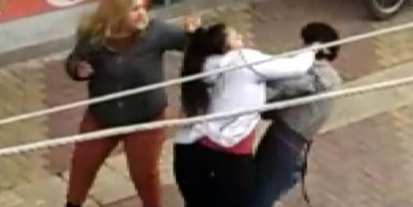 2 Kız Kardeş Bir Erkeği Öldüresiye Dövdü