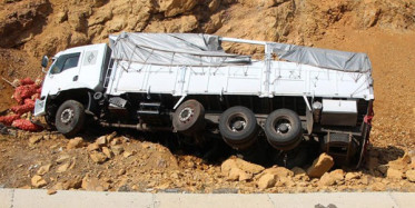 3 Üniversitelinin Otostop Çektiği Kamyon Devrildi