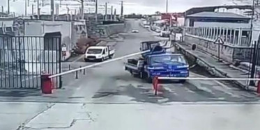 Ankara'da Freni Boşalan Kamyonet Duvara Çarptı