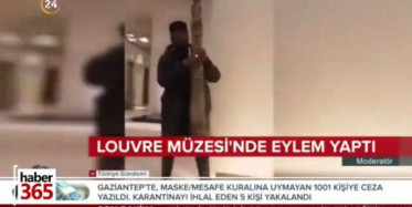 Afrikalı Adam Louvre Müzesi'nde Eylem Yaptı