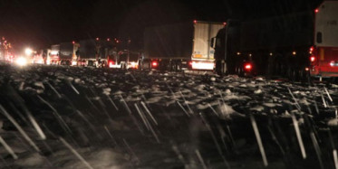 Kar Yolu Kapadı! Kilometrelerce Kuyruk Oluştu