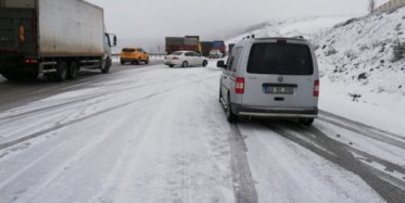 Tokat'ta Kar Yağışı Araçları Yolda Bıraktı