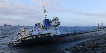 Karaya Oturan Dev Gemi Su Altında Sökülüyor