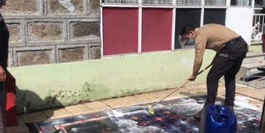 Kars'ta Görevli Bir Bekçi, Yaşlı Teyzenin Yardımına Koştu!
