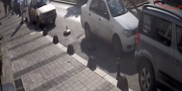 Aracından İnen Kişiye Motosiklet Çarptı