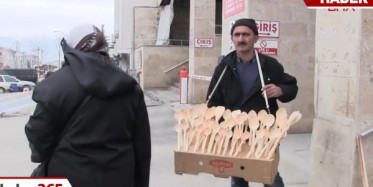 39 yıldır tahta kaşık, çatal, kevgir üreterek geçimini sağlıyor