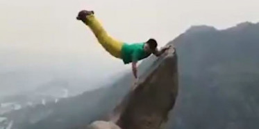 Kayalıklarda Artistlik Poz Verirken Uçuruma Yuvarlanan Çinli