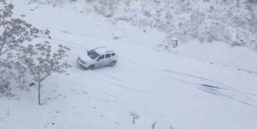 Elazığ'da Araba Karda Böyle Kaydı