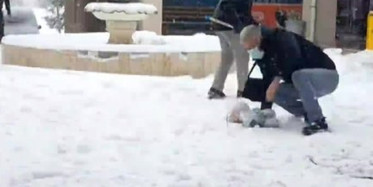 Kaygan Zemine Adım Atan Onlarca Kişi Düştü!