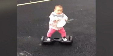 14 Aylık Bebeğin 'Hoverboard' Becerisi Sosyal Medyayı Salladı