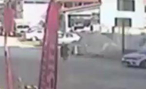 Yoldan Geçen Kadına Araba Çarptı!