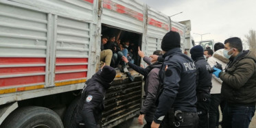 Kaza Yapan Kamyonun Kasasından İnsanlık Dramı Çıktı