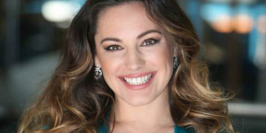 Kelly Brook Lavanta Tarlasında Masaj Yaptırdı