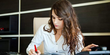 Kendisini Sekreteriyle Aldatan Eşinden Kadın Böyle İntikam Aldı!