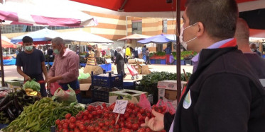 Keşan’da Diliyle Parmaklarını Islatarak Poşetleri Açan Pazarcıya Ceza
