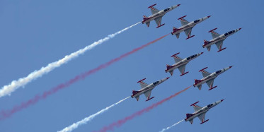 Kıbrıs Semalarında F-16'lar ve Türk Yıldızları'ndan Gösteri Uçuşu