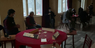 Kıraathanede Okey Oynarken Yakalandı, Camdan Atladı