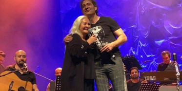 İlkim Karaca, Cem Karaca’nın Gözlüğünü Kıraç’a Hediye Etti