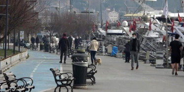 Kısıtlamalara Aldırış Etmeyen Vatandaşlar Sahilin Yolunu Tuttu