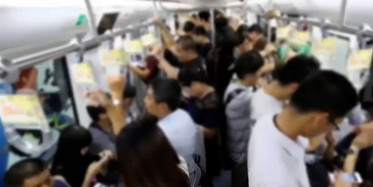 Kız Koltuğunu Yaşlı Bir Adama Verdi, Dakikalar Sonra Yaşananlar Herkesi Hüzne Boğdu!