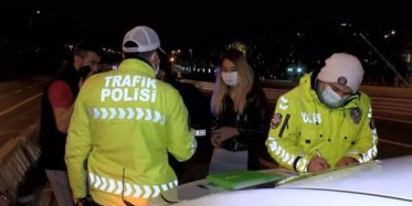 Kimlik İsteyen Polis Memuruna Banka Kartı Verdi