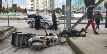 Kocaeli’nde Motor Sürücüsü Otomobil İle Kaldırım Arasına Sıkışıp Yaralandı