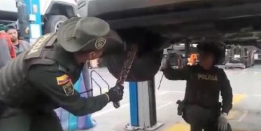 Arızalanan Arabadan Boa Yılanı Çıktı !	