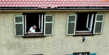 Komşusundan, Evinde Dolaşan Kadına Uyarı: Çocuklarım Senin Şovunu Görmek İstemiyor
