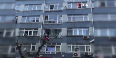 Fatih'te Kriz Geçiren Kişi Ev Eşyalarını Balkondan Fırlattı!