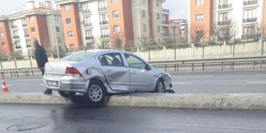 Kontroleden Çıkan Otomobil Karşı Şeride Geçti Park Halindeki Otomobile Çarptı