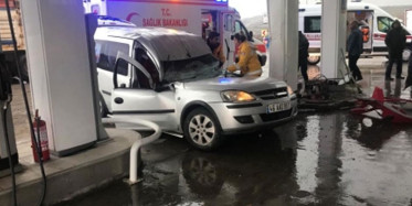 Kontrolden Çıkan Otomobil Pompaya Çarptı