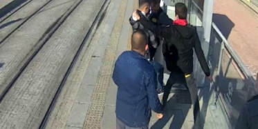 Konya'da Tramvay Durağında Bıçaklı Saldırı!