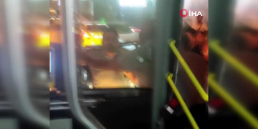 Korku dolu anların adresi İstanbul! Belediye otobüsünün araçla önünü kesen bir grup terör estirdi!