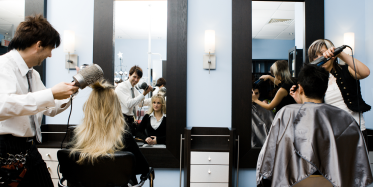 Kuaförde Yanındakiyle Sürekli Sohbet Eden Kadına Kuaförün Yaptığı Hareket