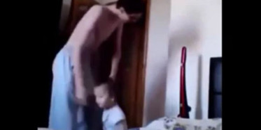 Küçük Çocuğa Yaptığı Şerefsizliğe Bak! (+18)