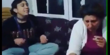 Kızı Şarkı Söyleyince Dövmeye Başladı!