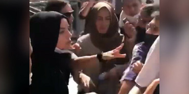 LGBT'liler Başörtülü Kadınlara Saldırdı! 'Sizin Yüzünüzden Özgürlüğümüz Yok