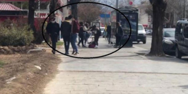 Liseli Kızlar Sokak Ortasında Birbirine Girdi