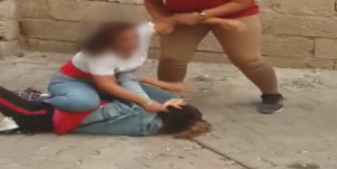 Liseli Öğrencisi Kızlar Erkek İçin Kavga Etti. Olay Anları Cep telefonu kamerasına yansıdı