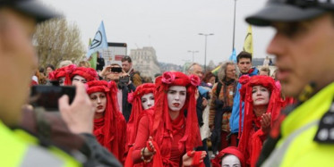 Londra'daki Çevreci İşgal Eyleminde Gözaltı Sayısı 460 Oldu