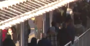 Metrobüs Duraklarındaki Yoğunluk Salgına Davetiye Çıkartıyor