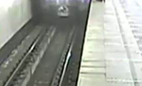 Raylara Düşen Çocuk Ölümden Kıl Payı Kurtuldu