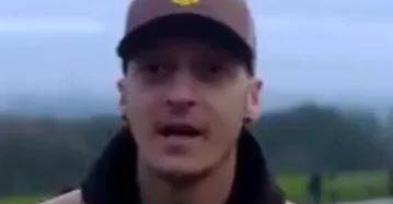  Mesut Özil'den Fenerbahçe Taraftarına Şarkılı Mesaj