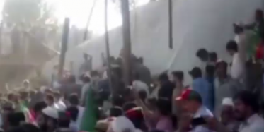 Miting Alanında Çatı Çöktü!