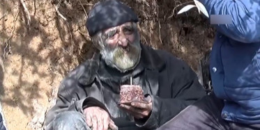 40 Senedir Mağarada Yaşayan Adama Sürpriz Doğum Günü