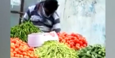 Hindistan'da Manav Sebzeleri Göbeğiyle Silerken Görüntülendi