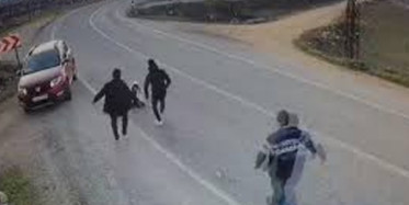 Manisa'da Feci Olay! Hareket Halindeki Araçtan Küçük Kız Düştü