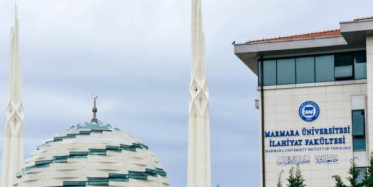 Marmara Üniversitesi  İlahiyat Fakültesi'nde Akademisyen Mustafa Öztürk Kur'anı Kerim'i Hedef Aldı!