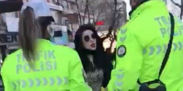 Maske Takmayan Ve Polisin Uyarılarını Dinlemeyen Kadına Ceza Kesildi